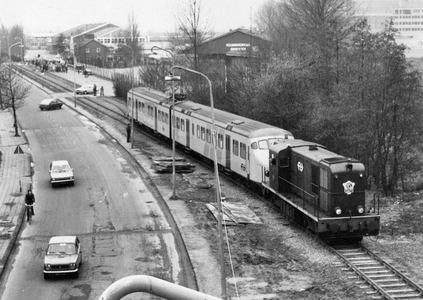 155396 Afbeelding van de diesel-electrische locomotief nr. 2471 (serie 2400/2500) van de N.S. met een electrisch ...